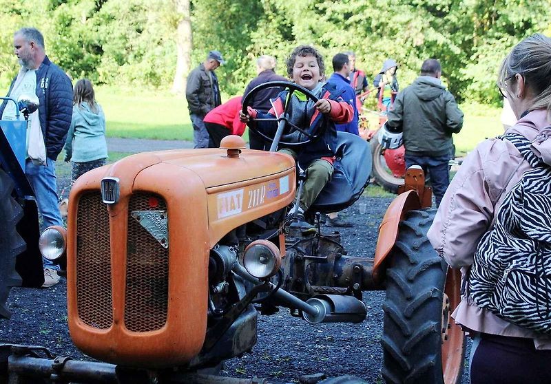 Traktory se poprvé na srazu představily v Budyni nad Ohří. Na snímku je historický asymetrický Farmall. Jeho majitel jej ukázal v plné parádě.