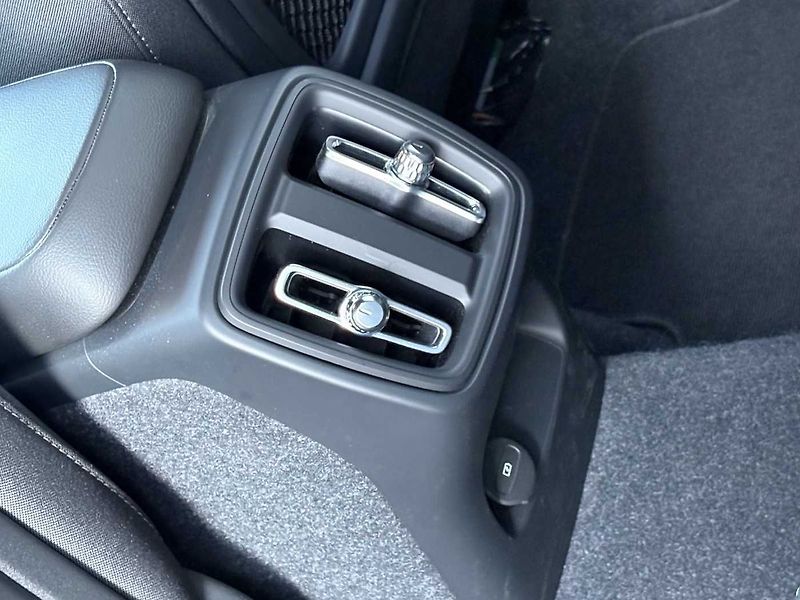 Volvo XC40 CORE B3, kamera, 19 - fotka 13 z 21