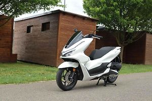 V loňském roce prošla Honda PCX modernizací, vylepšila motor, brzdy i kapotáž.