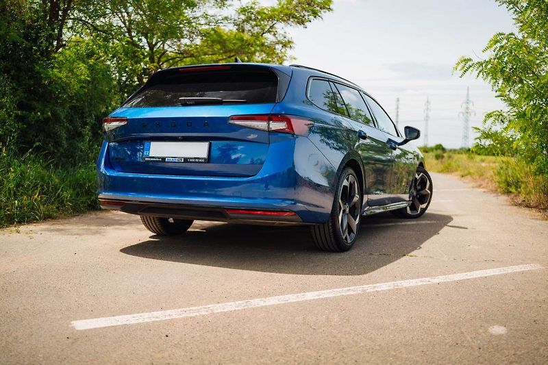 Škoda Superb (2025) 2.0 TDI, Sportline, Navigace - fotka 4 z 31