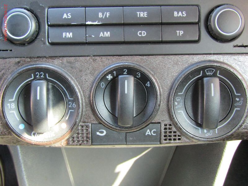 Volkswagen Polo (2005) 1.2i, ČR, AC, park.asist - fotka 13 z 16