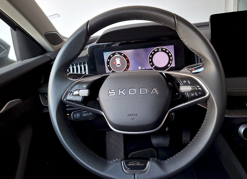 Škoda Superb (2025) COMBI L K TD 142/2.0 A7A - fotka 17 z 31