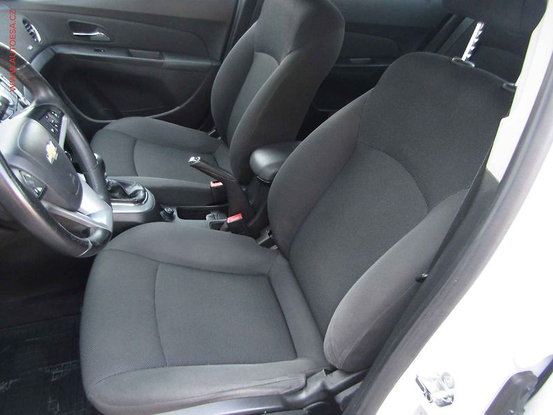 Chevrolet Cruze (2012) 1.6 16V, ČR, AC, temp - fotka 9 z 16