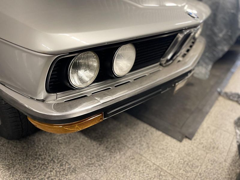 BMW Řada 5 (1974) 525i E12 REZEVOVÁNO - fotka 4 z 26