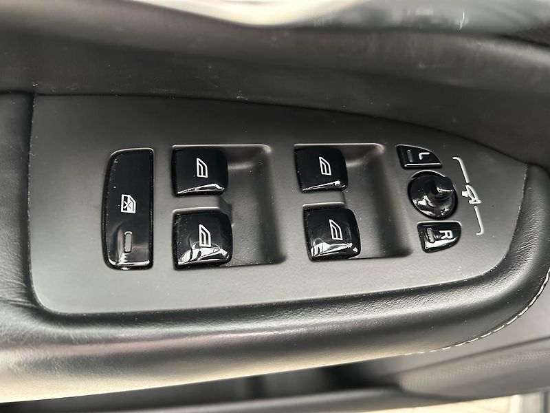 Volvo XC90 2.0 D5 4x4 Inscription - fotka 16 z 35