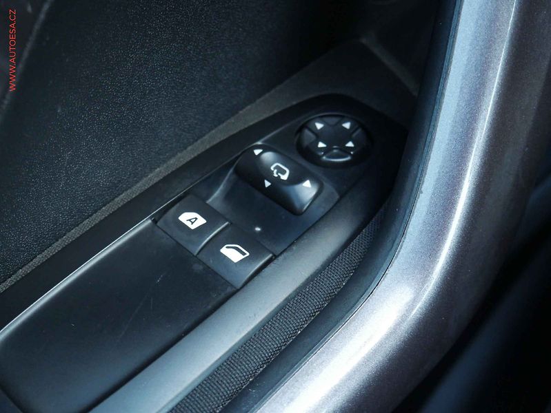 Peugeot 2008 (2015) 1.2 PT, 2.maj,ČR, Active - fotka 11 z 19