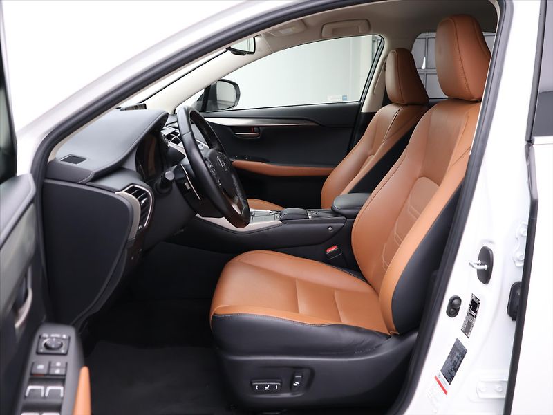 Lexus NX 300h 2,5 145 kW 4WD Prestige - fotka 12 z 33