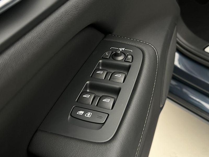 Volvo V60 B4 DARK PLUS AUT - fotka 43 z 45
