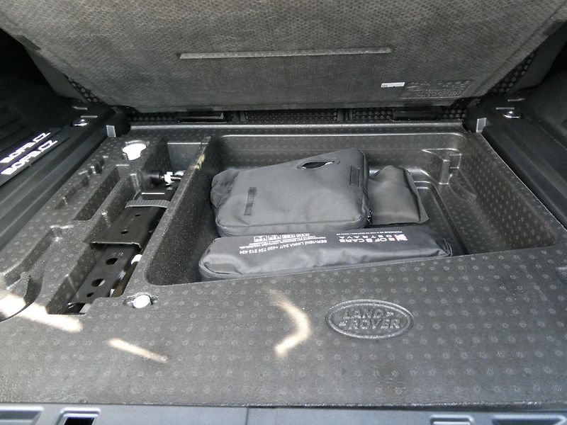 Land Rover Defender (2026) 110 3,0 X-Dynamic SE D200 - fotka 33 z 37
