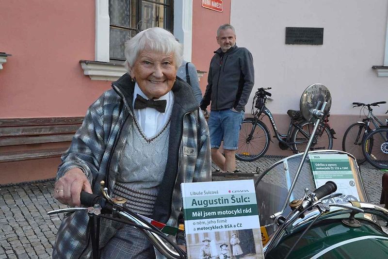 Stovka nablýskaných motocyklů a automobilů předválečné a meziválečné éry vyrazila v neděli z Horního náměstí v Přerově na spanilou jízdu regionem. Nejstarší účastnicí byla osmaosmdesátiletá Libuše Šulcová, která na trasu vyrazila na motocyklu BSA 770 se s