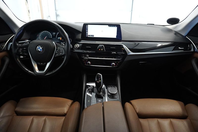 BMW Řada 5 3,0 XDRIVE AUT. - fotka 22 z 32