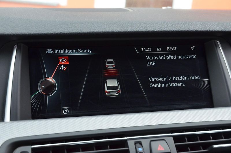 BMW Řada 5 (2016) 520d xDrive AT / ČR / M-PAKET - fotka 31 z 39