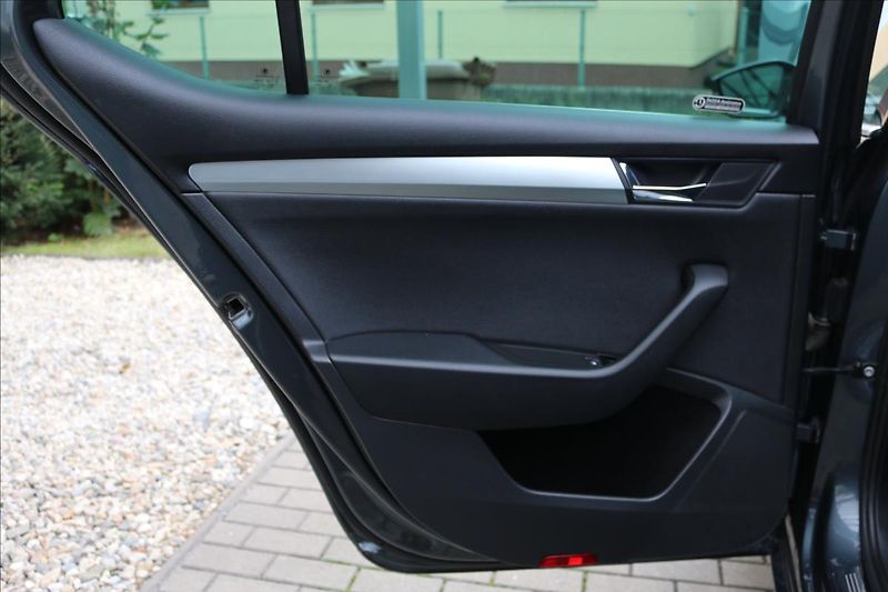 Škoda Superb 2,0 110Kw, ČR, Tažné - fotka 36 z 47