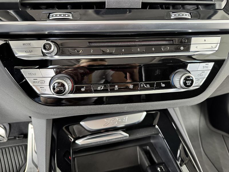 BMW X3 30d xDrive*Head-Up*360Kam*Pano - fotka 23 z 40