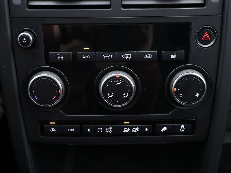 Land Rover Discovery 2,0 L TD4 110kW 4WD limatizace - fotka 22 z 30