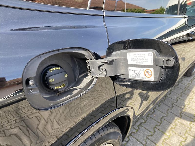 Porsche Cayenne 3,0 D  PLATINUM EDITION SPORT - fotka 18 z 44