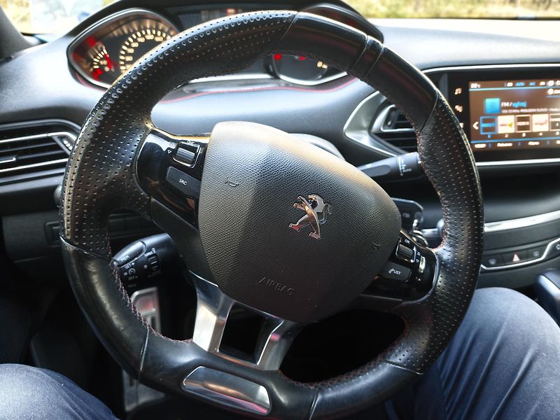 Peugeot 308 (2018) - fotka 17 z 21