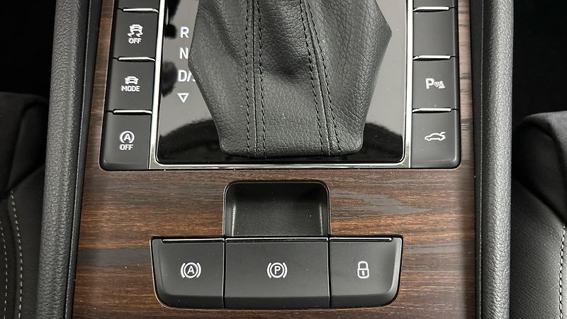 Škoda Superb 2.0 TDI DSG 4x4 Scout Combi - fotka 23 z 29