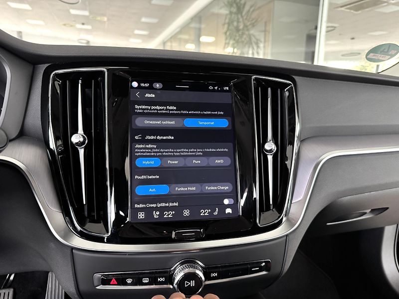 Volvo V60 T6 AWD*Recharge*KeyLess*Tažné - fotka 26 z 39