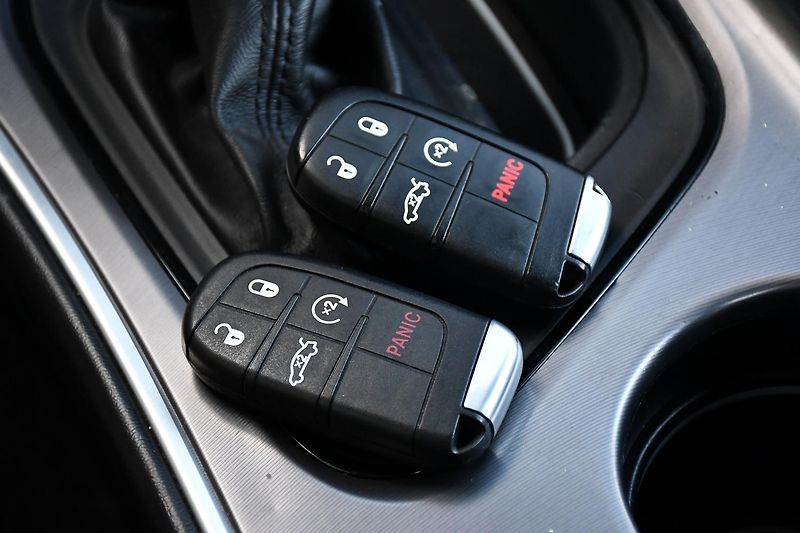 Dodge Challenger 5.7 V8 HEMI - fotka 26 z 41