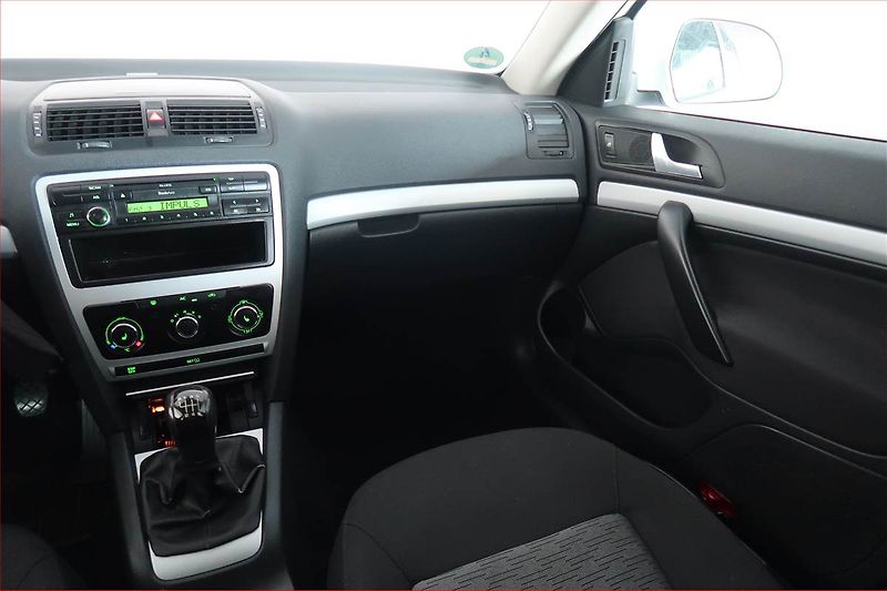 Škoda Octavia (2009) Ambiente 1.4 TSI, v provozu - fotka 8 z 15
