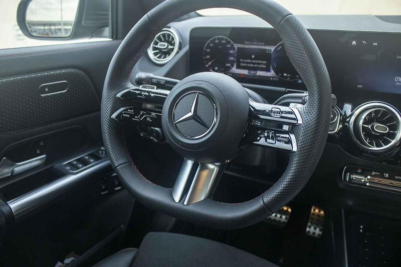 GLA s hybridem do zásuvky je ideální volbou do města a okolí.