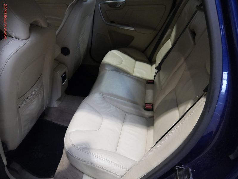 Volvo XC60 (2013) 2.4d 4x4, ČR, Xenon, kůže - fotka 10 z 15
