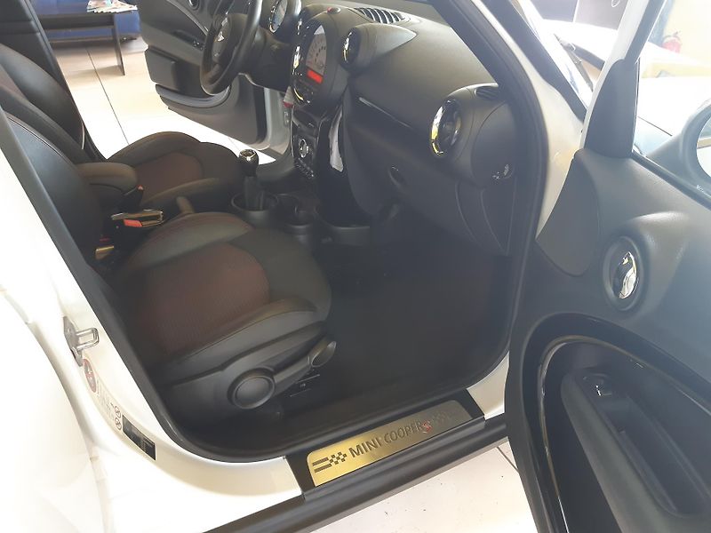Mini Countryman 2.0 D S COOPER 4x4  - fotka 22 z 23