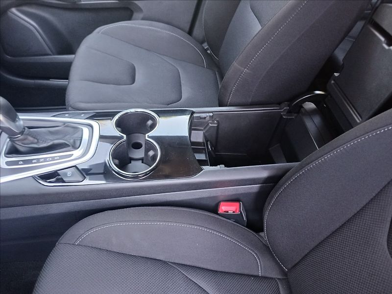 Ford S-MAX 2,0 Titanium 110 kW PowerShift - fotka 30 z 39