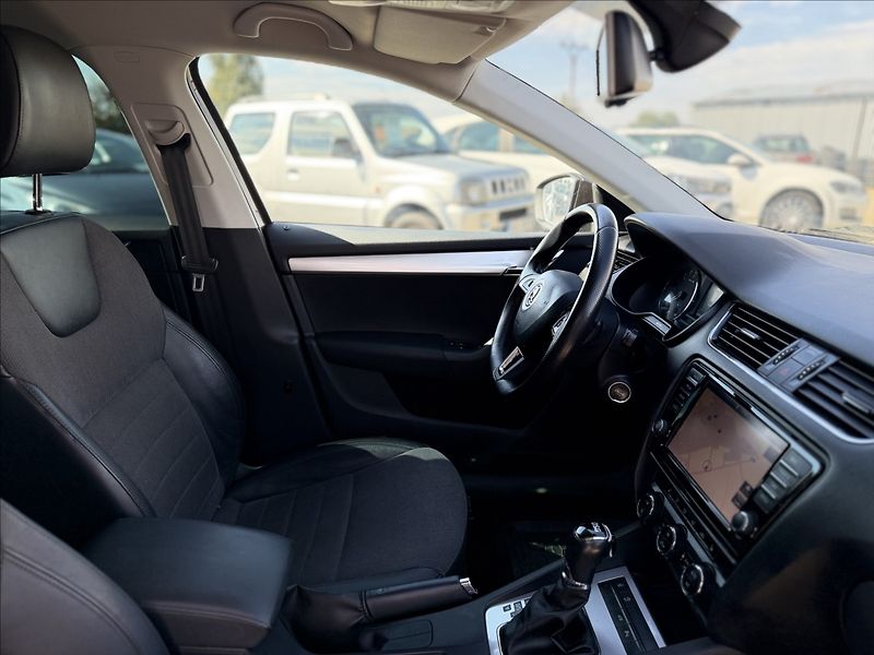 Škoda Octavia TDI DSG F1 NAVI, EL.KUFR - fotka 33 z 34