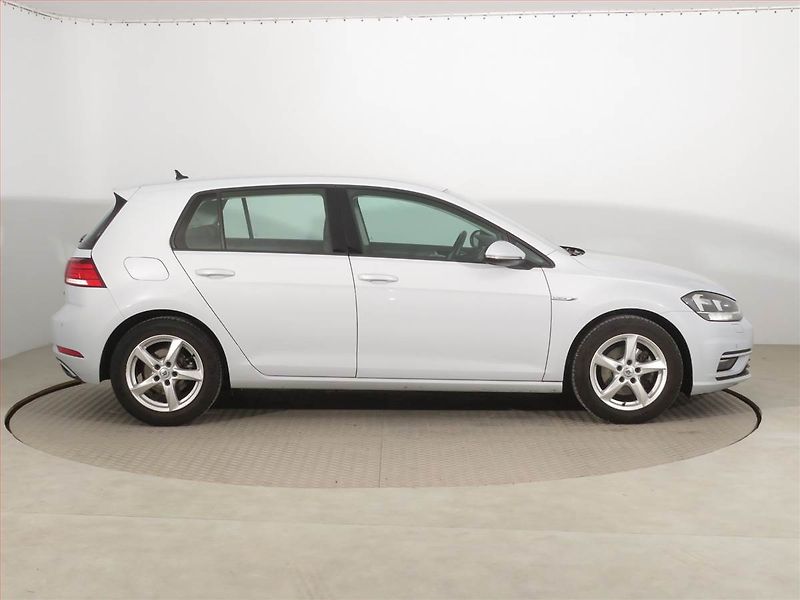Volkswagen Golf (2018) Comfortline 1.5 TSI - fotka 6 z 21