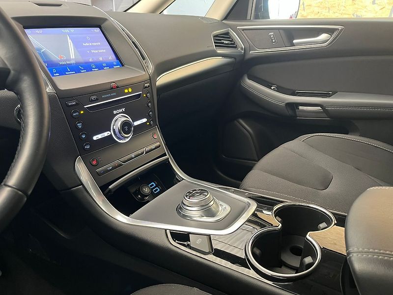 Ford S-MAX 2,5 HEV Titanium 7míst - fotka 21 z 70
