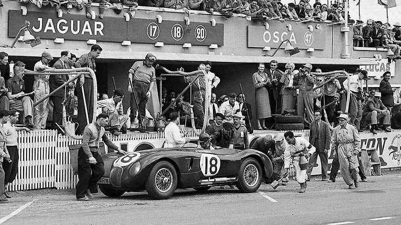 Vítězný Jaguar C-Type.