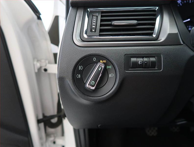 Škoda Rapid (2017) Spaceback 1.2 TSI, Xenony - fotka 18 z 20