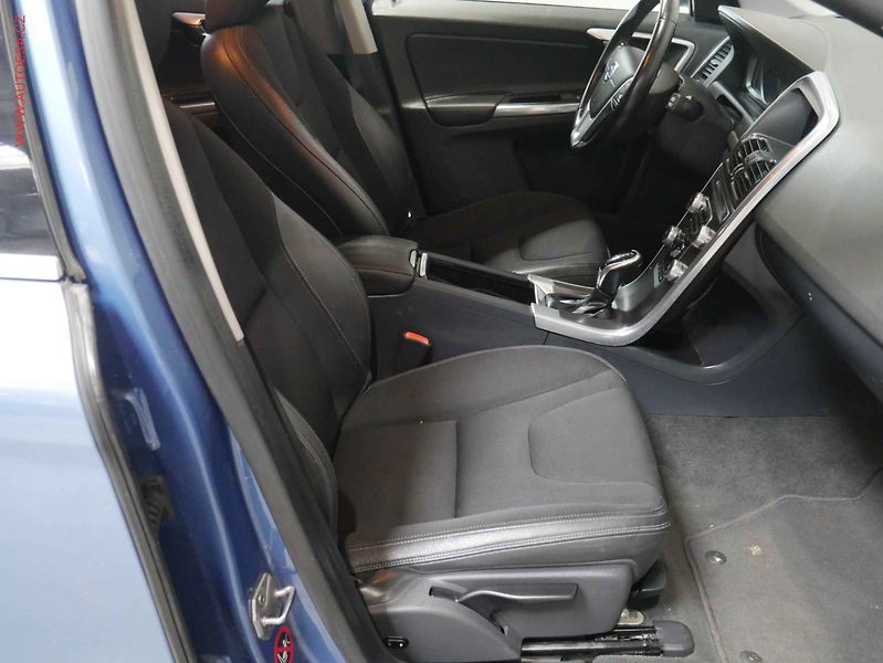 Volvo XC60 (2015) 2.4D4 AWD, ČR, Momentum, AT - fotka 12 z 21