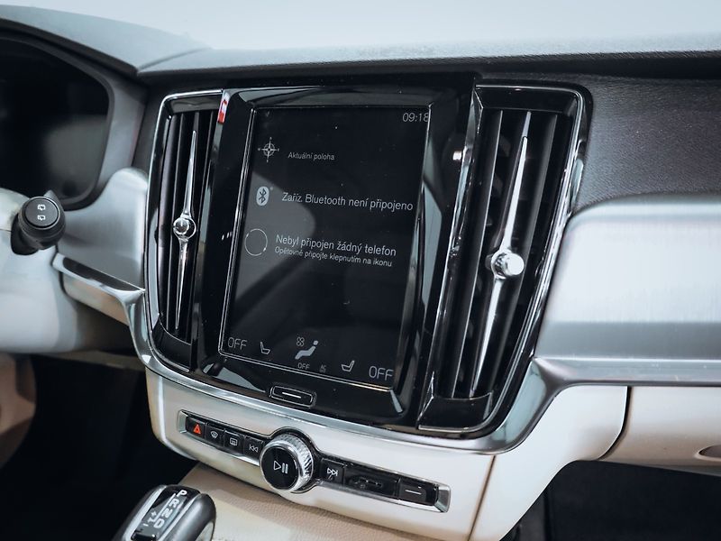Volvo V90 D5 Momentum 173 kW AWD - fotka 23 z 30
