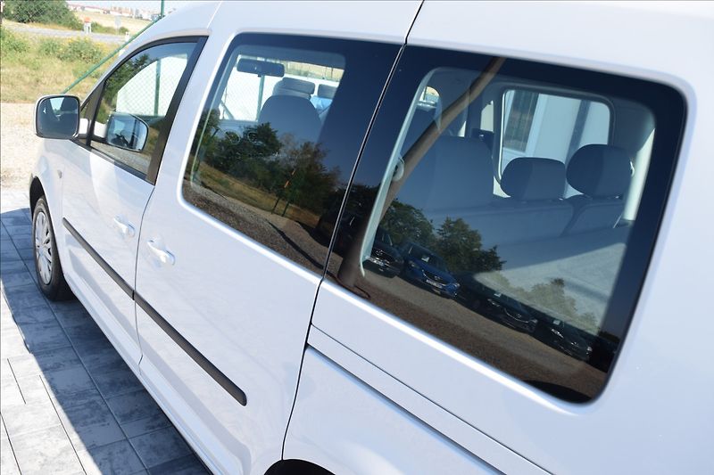 Volkswagen Caddy 1,6 TDI 77KW BEZ KOROZE - fotka 11 z 48