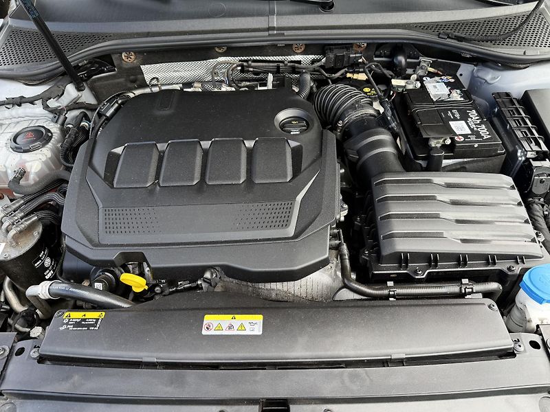 Volkswagen Passat Variant 2,0TDI R-Line Design - fotka 6 z 43