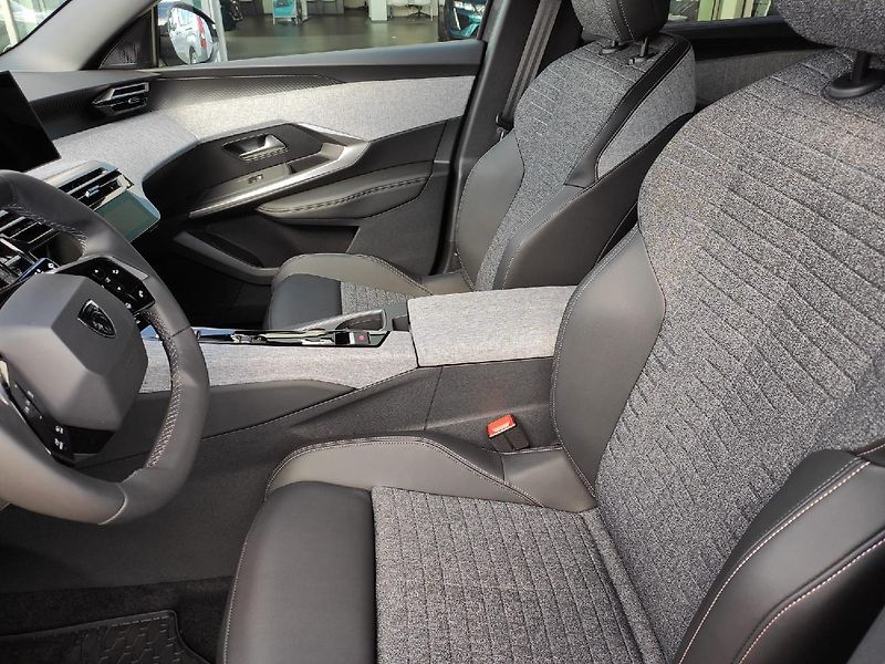 Peugeot 5008 (2026) ALLURE Hybrid 145 AUT6 5 míst - fotka 27 z 31