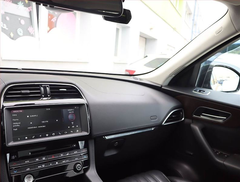 Jaguar F-Pace (2018) 30d AWD, 4X4, Automat - fotka 8 z 21