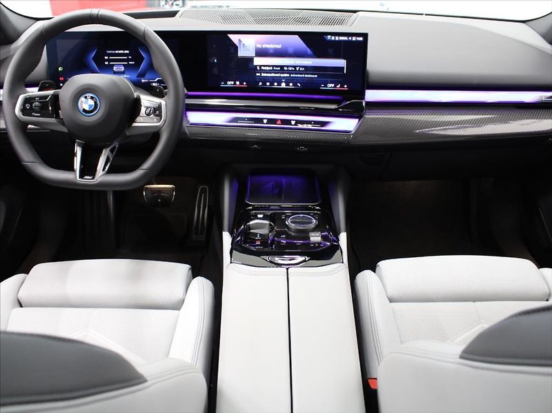 BMW Řada 5 550e xDrive M-paket Bowers   3 - fotka 8 z 32