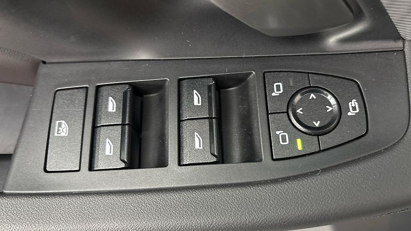 BMW i5 40 AUT eDrive M-paket Touring - fotka 24 z 33