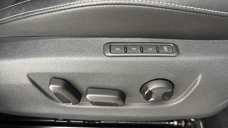 Škoda Superb 2.0 TDI DSG 4x4 L&K Combi - fotka 23 z 33