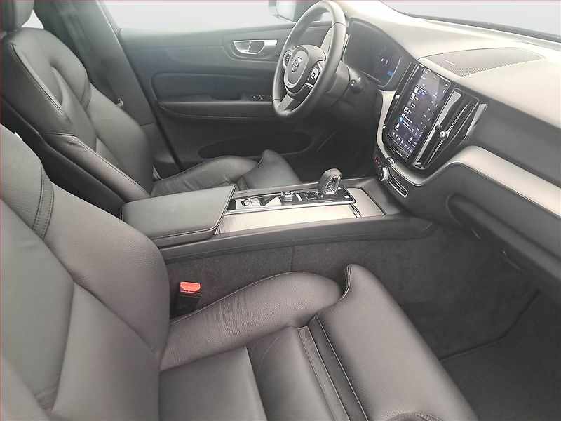 Volvo XC60 (2023) B4 AWD - fotka 9 z 18