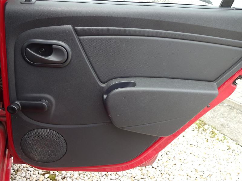 Dacia Sandero 1,4i 55kW - fotka 28 z 39