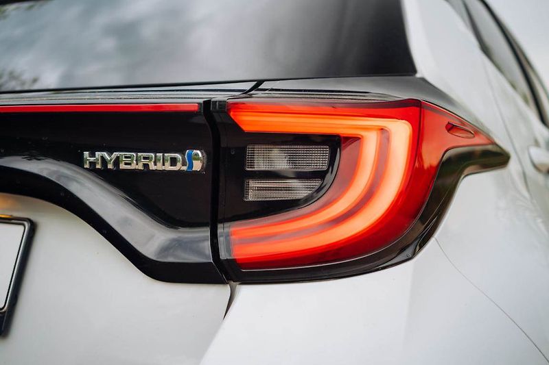 Toyota Yaris (2023) 1.5 VVT-i Hybrid - fotka 16 z 32