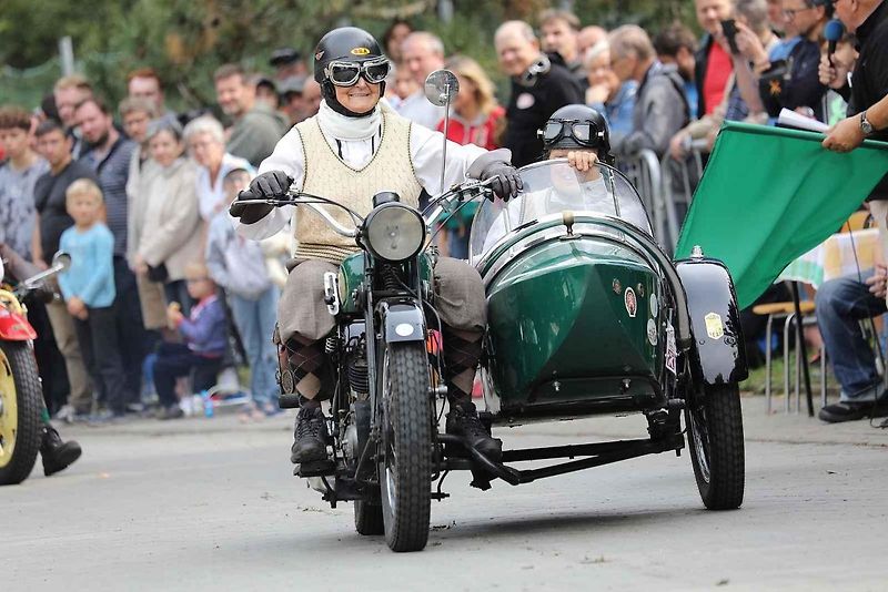 Na akci Jízda do vrchu a výstava historických vozidel se představilo na tři sta automobilů a motocyklů.
