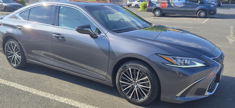 Lexus ES 300h (2023) - fotka 1 z 9