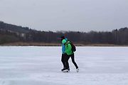 U Horní Plané se na zamrzlém Lipně vesele bruslí. Sem tam tudy ale na druhý břeh přejede i auto. Jen o pár set metrů dál přitom stále jezdí přívoz