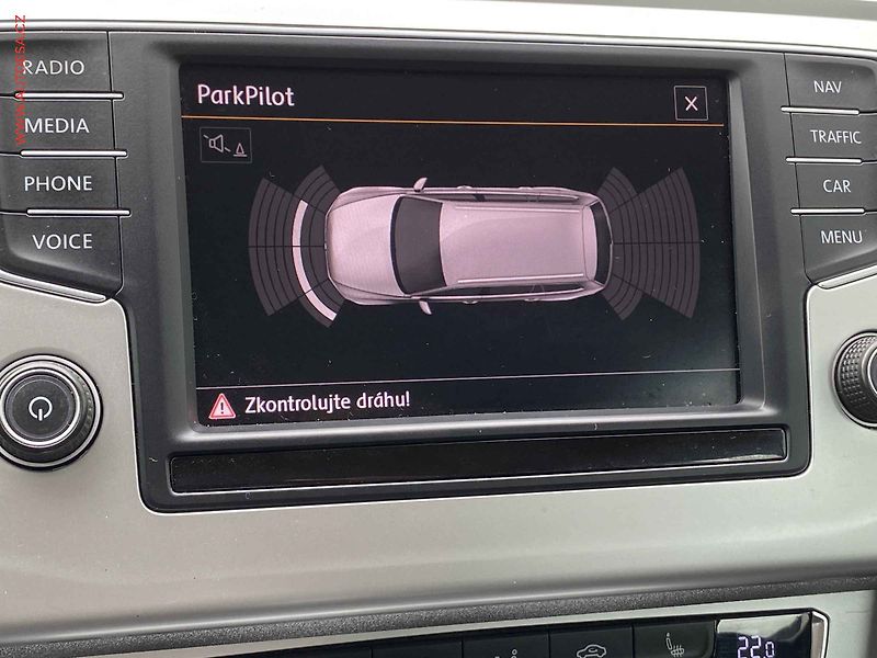 Volkswagen Passat (2015) 2.0 TDi, AC, TZ, park.čidla - fotka 17 z 18
